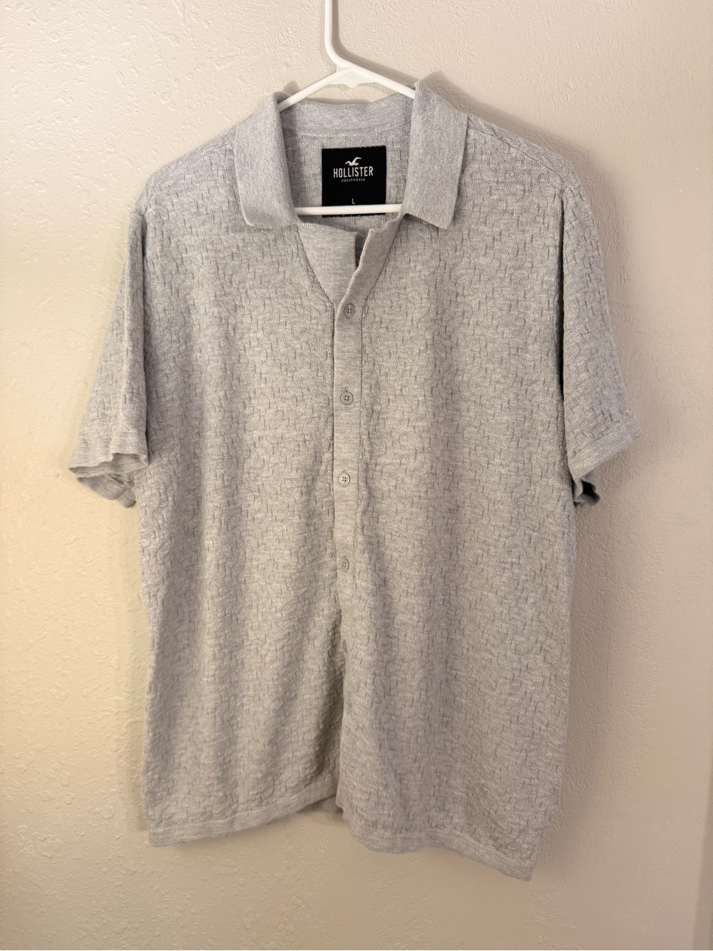 Hollister Men's Light Gray Short Sleeve Button Up Shirt